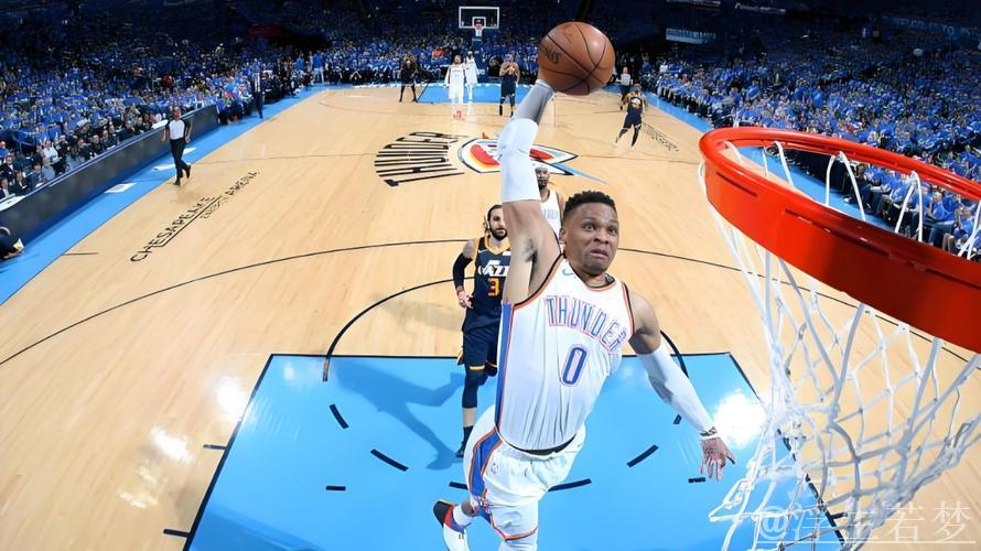 威少快攻抢断暴扣 挂筐被吹技犯仍激情怒吼